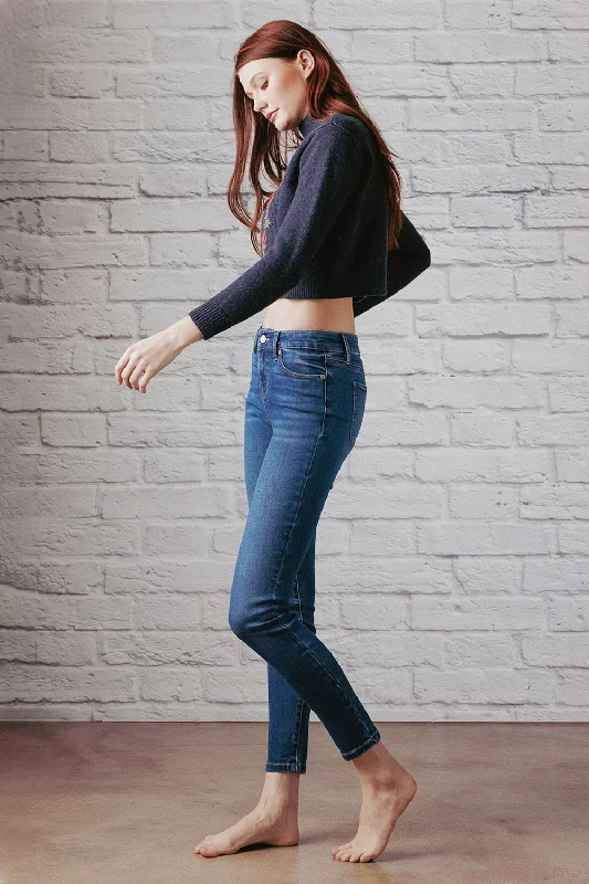 Button - fly women jeans with a traditional touchMid Rise Skinny Jeans